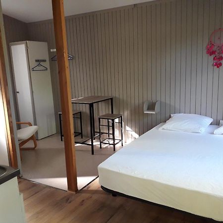 Camping Les Lavandes Darbres Extérieur photo