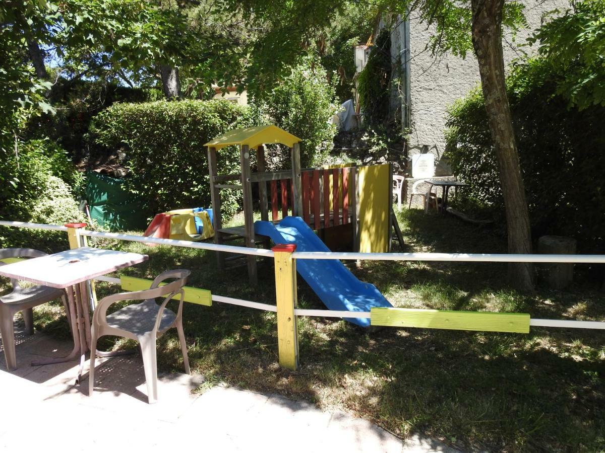 Camping Les Lavandes Darbres Extérieur photo
